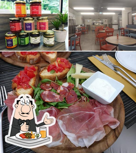 La cibo e interni del ristorante