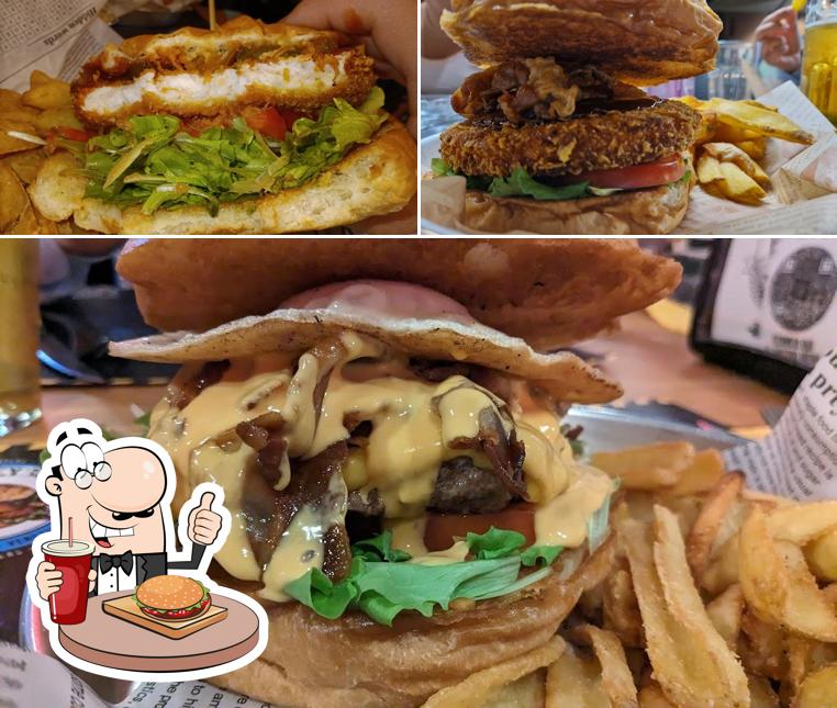 Ordina un hamburger a Harley's Pub Dolo