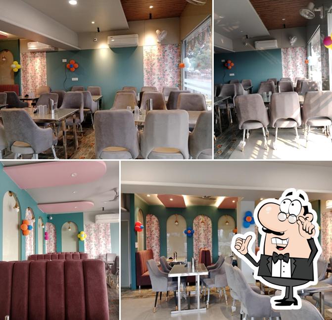 The interior of RR FAMILY RESTAURANT
