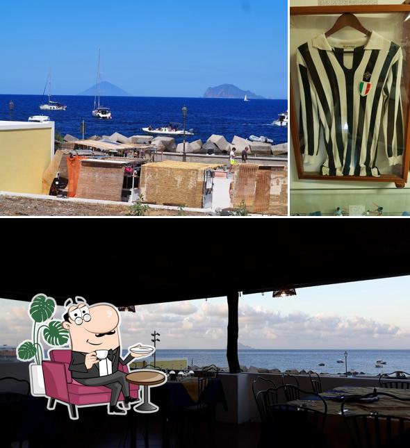 Siediti a un tavolo di Ristorante Bar A Cannata