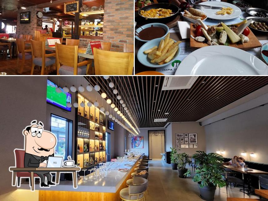 Voici la photo représentant la intérieur et nourriture sur Friends Cafe