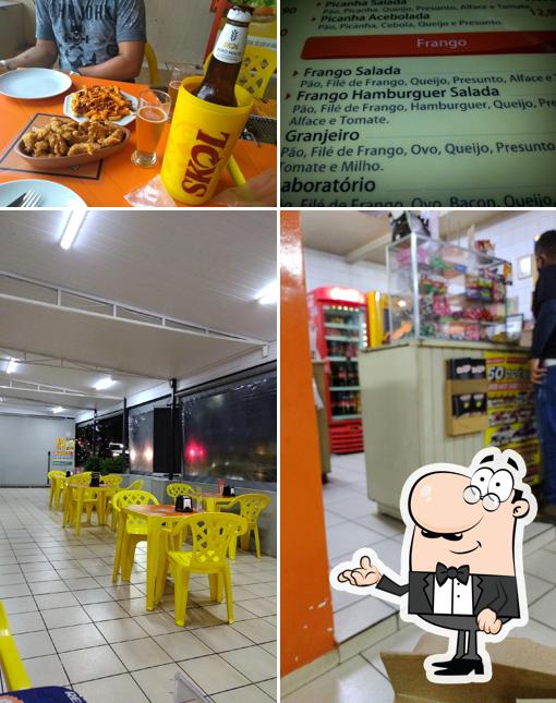 O interior do Shanduella Lanches