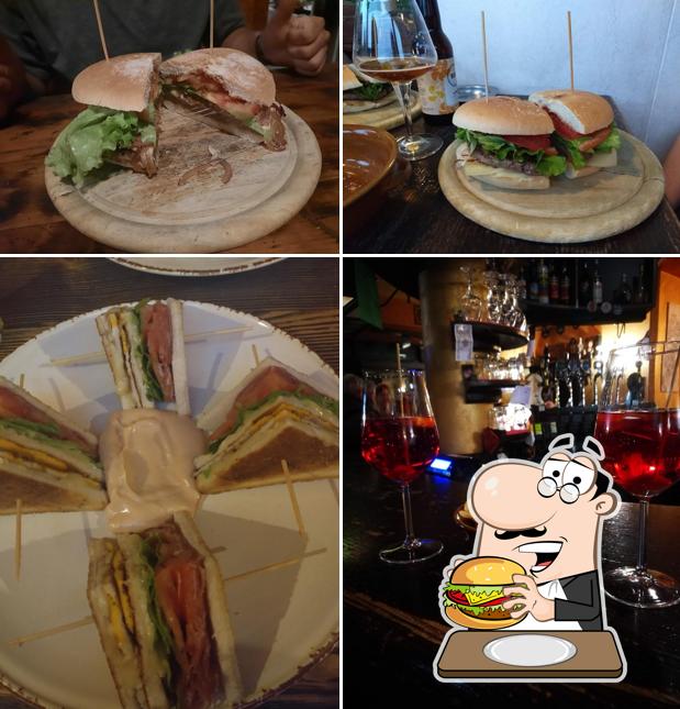 Prova un hamburger a Old Stadio Pub