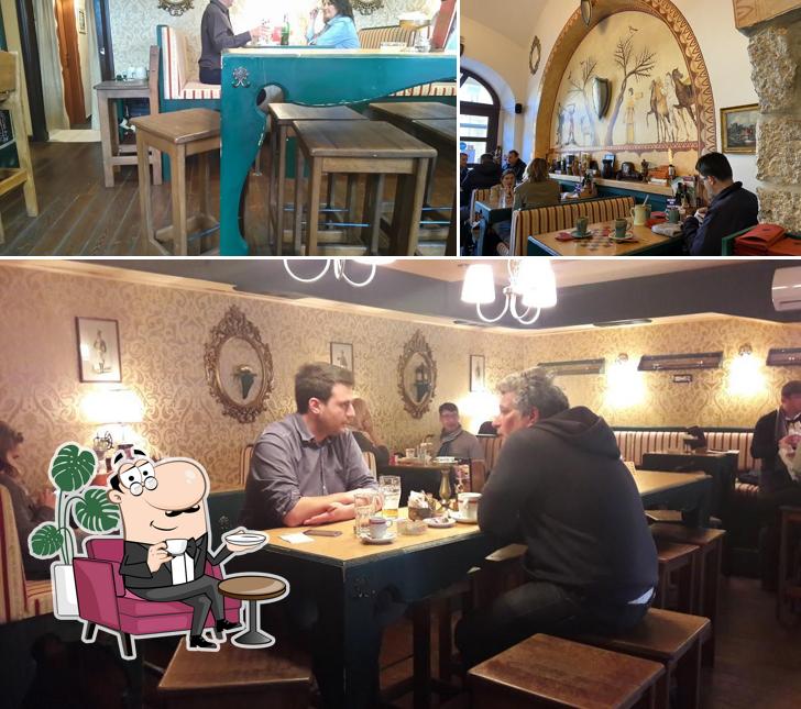 Dai un'occhiata agli interni di King's Cafe & Coffee Bar