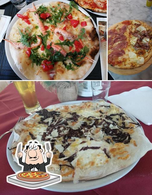 Scegli una pizza a Alcione Beach Volentieri Ristorante