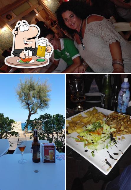Puoi ordinare un rinfrescante bicchiere di birra chiara o scura