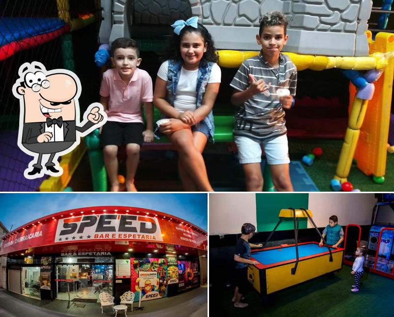 Sente em uma das mesas no Speed Bar e Espetaria