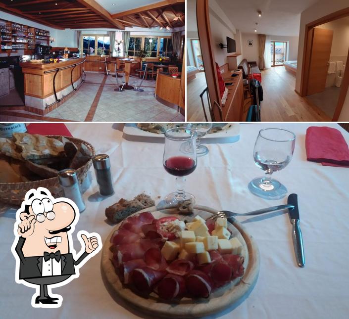 La immagine di interni e vino da Albergo Croce Bianca