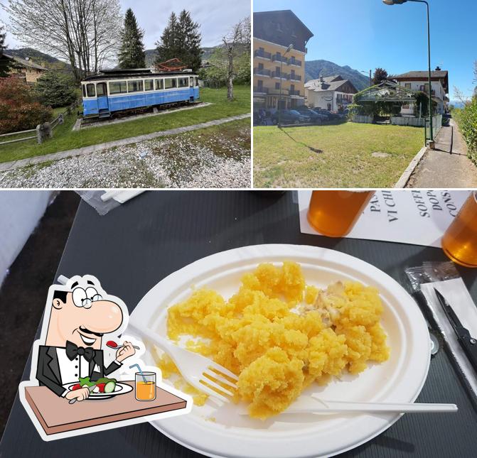 Guarda la immagine che presenta la cibo e esterno di Bar Stazione
