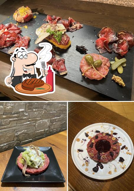 Ordina i un pasto a base di carne a Caldo brace e cucina