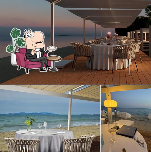 Siediti a un tavolo di Ristorante Eatè By The Sea