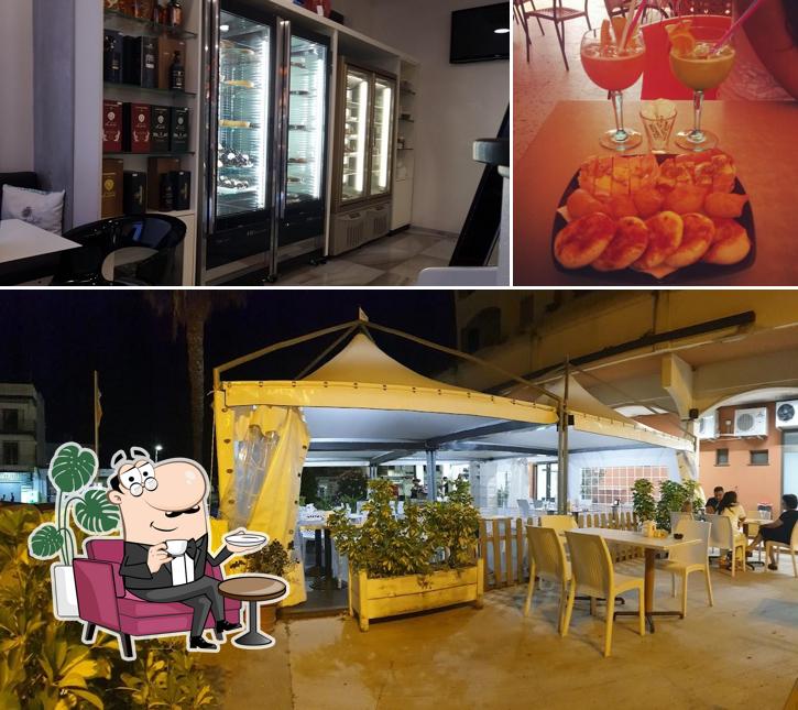 Guarda la immagine che raffigura la interni e tavolo da pranzo di Planet Caffè