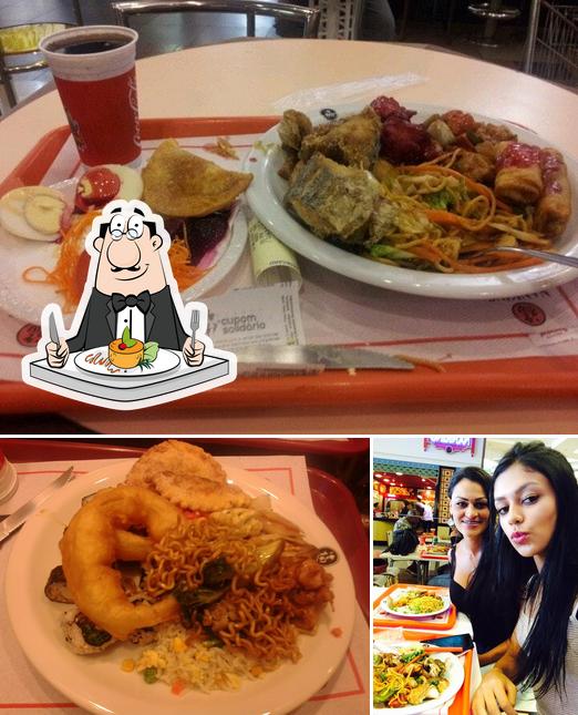 A imagem da comida e interior no Restaurante Nanking