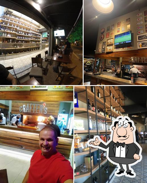 O interior do Crafter's Beer & Beef