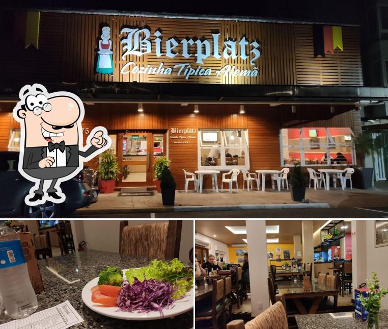 Sente em uma das mesas no Bierplatz Restaurante Pizzaria Bar Chopp