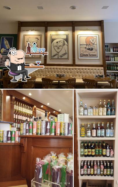 Dai un'occhiata agli interni di Tassoni Shop and Drink