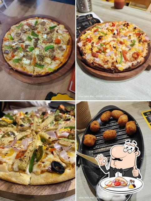 Get pizza at Pincio Lounge