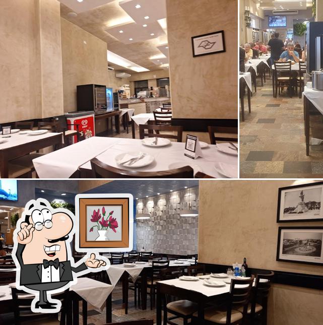 Sente em uma das mesas no Restaurante Almeida