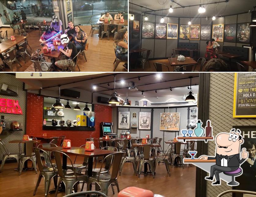 Veja imagens do interior do Geek Burger