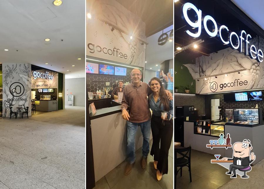 Sente em uma das mesas no Go Coffee Alphaville