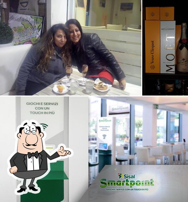 Dai un’occhiata alla immagine che mostra la interni e vino di Il Postino Lounge Cafè