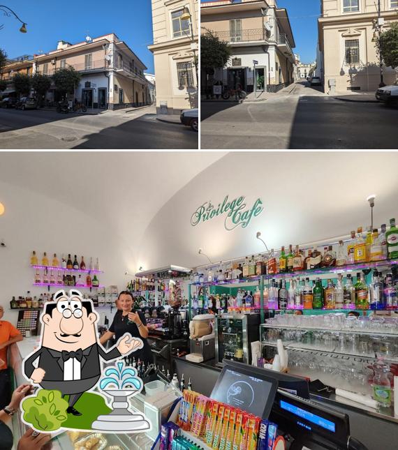 La immagine della esterno e interni di Privilege Cafè