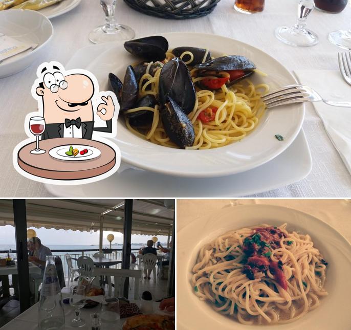 La cibo e tavolo da pranzo del ristorante