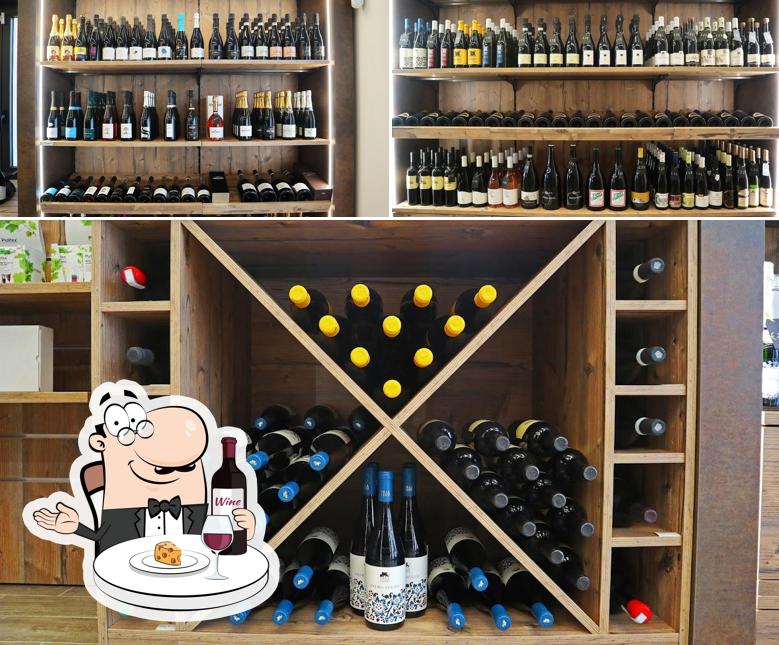 È gradevole bersi un bicchiere di vino a Enoteca Il Fantino di Antonio Corrente
