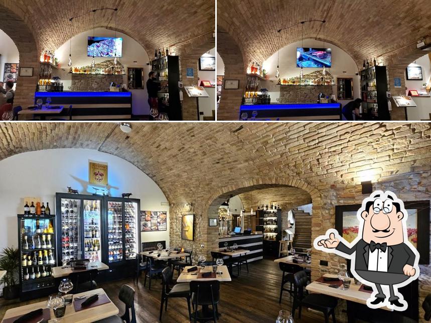 Questa è la immagine che mostra la interni e bancone da bar di Il Ceppo Toscano
