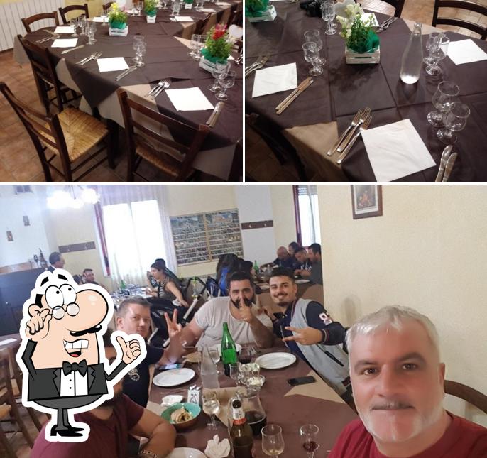 Trattoria Al Castagno si caratterizza per la interni e tavolo da pranzo