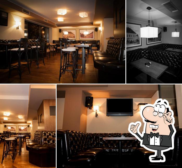 Siediti a un tavolo di City cafe