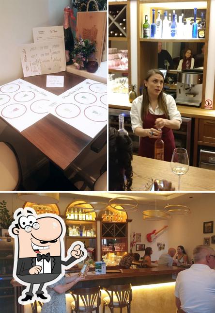 Siediti a un tavolo di MoNIKa's Wine Bar