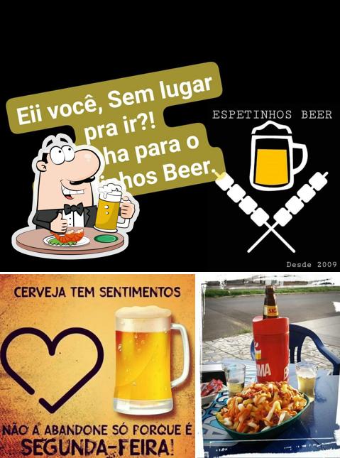 Desfute um copo de cerveja leve ou escura