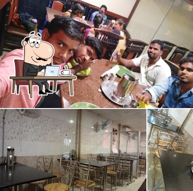 Check out how Kanjithotti Moorthy Cafe looks inside