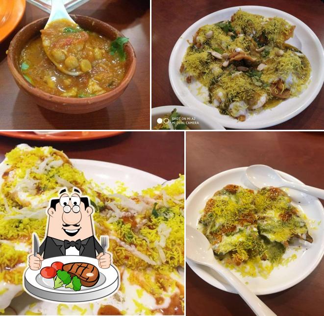 Banarasi Chaat Bhandar provides meat dishes