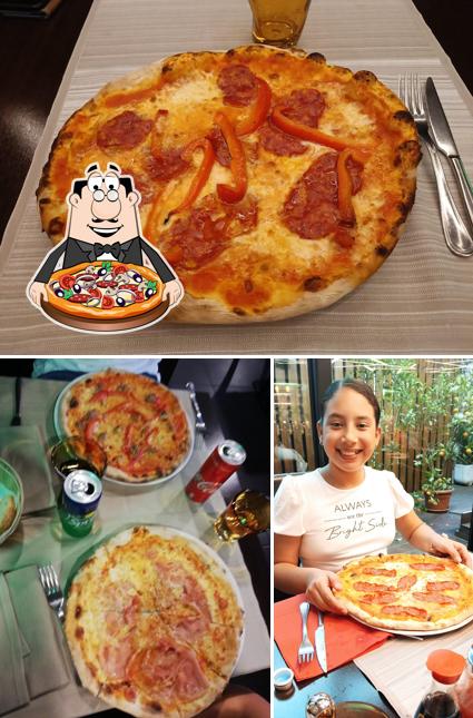 A Ristorante Pizzeria La Piazza, puoi goderti una bella pizza