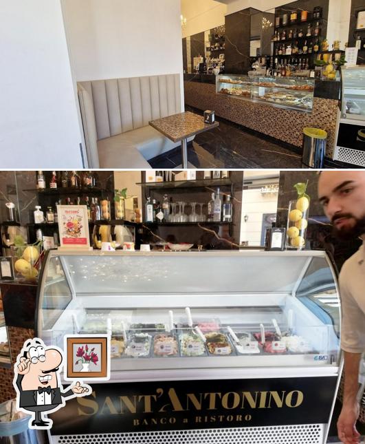 Gli interni di Caffè Partenope