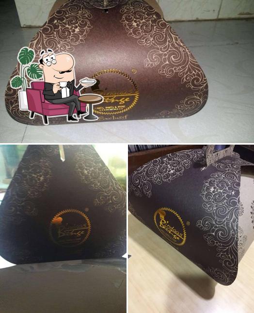 The picture of Bindaas Binge, Cakes, Bakes & More, Goregaon’s interior and blackboard