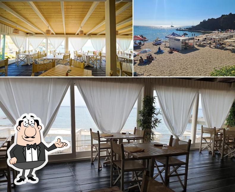 Siediti a un tavolo di Warung beach club Masua