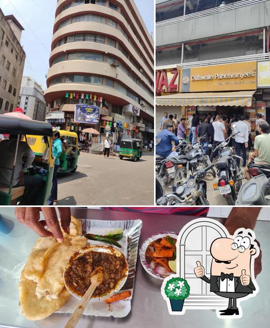 Among various things one can find exterior and food at Dilliwale Pahelvanjee's Chole Bhature