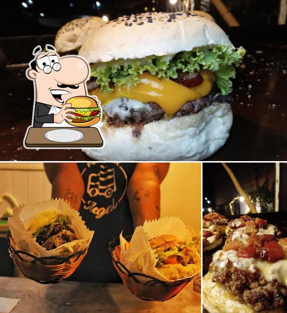 Deguste um dos hambúrgueres servidos no FOOD TRUCK ILEGAL - HAMBURGUER ARTESANAL