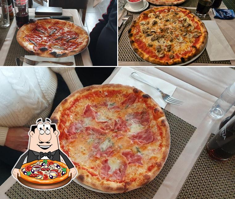 A Pizzeria La Famiglia, puoi provare una bella pizza