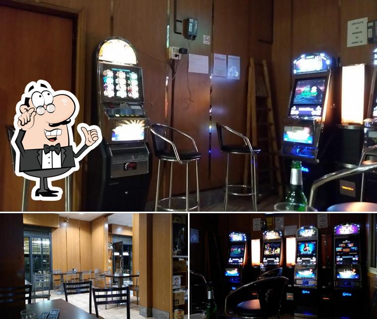 Dai un'occhiata agli interni di Bar Anna
