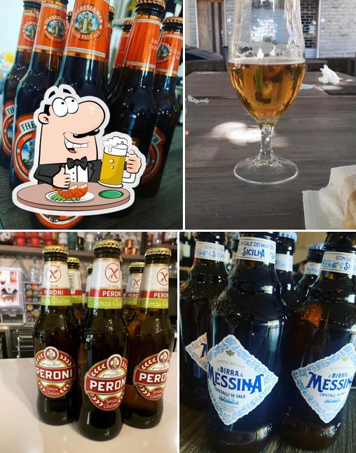 Puoi ordinare un rinfrescante bicchiere di birra chiara o scura