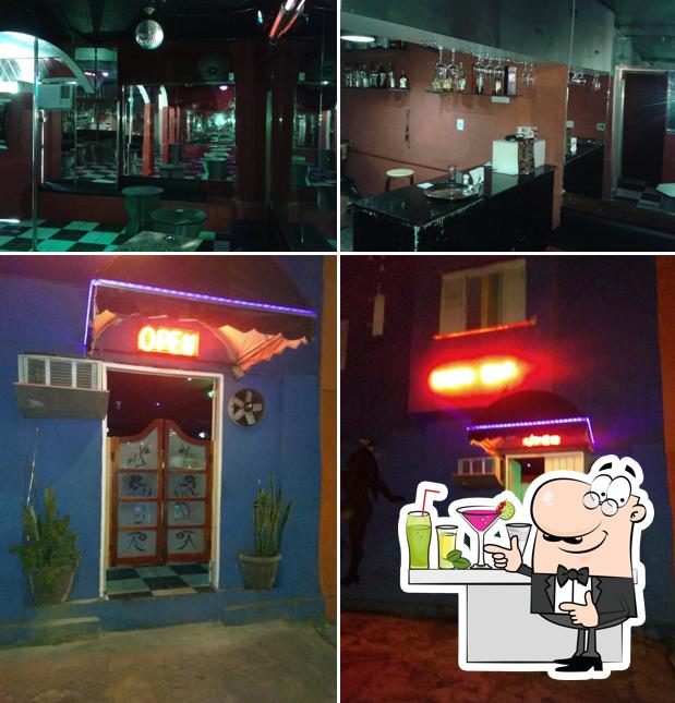 Dê uma olhada a ilustração mostrando balcão de bar e exterior no Corte Scotch Bar