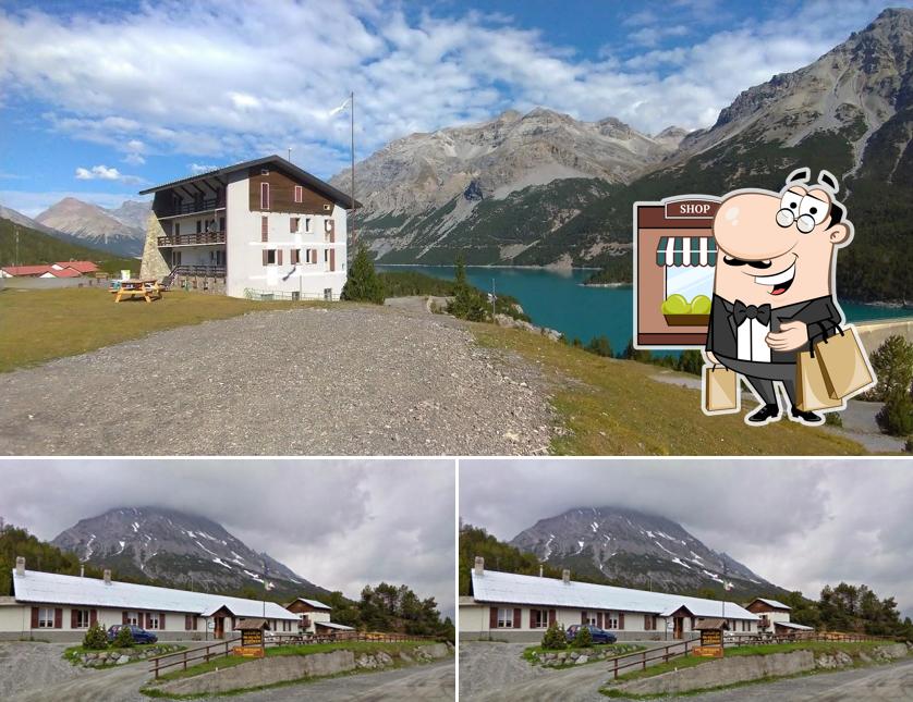 Puoi goderti l'aria fresca da seduto all'esterno di Rifugio Ristoro Monte Scale Valdidentro