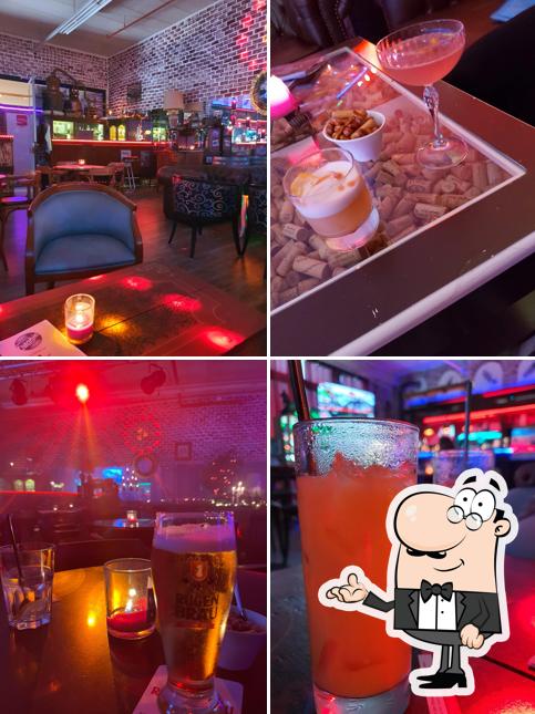 Dai un'occhiata agli interni di Frankie's Bar