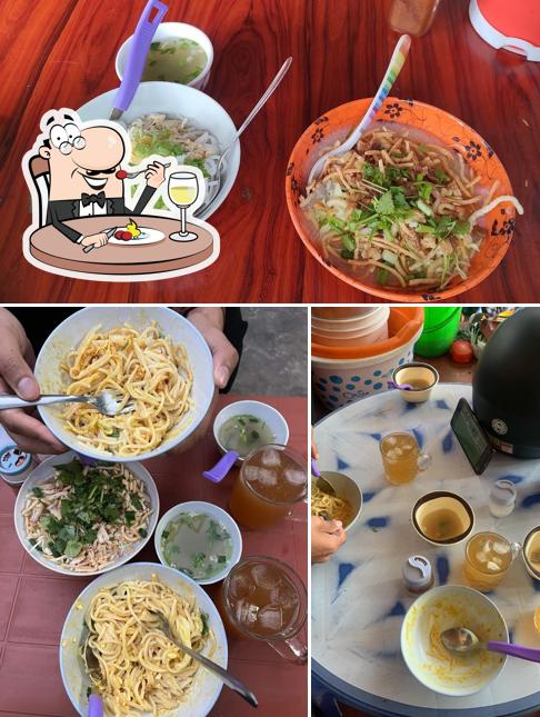 Food at Mohinga Noodles