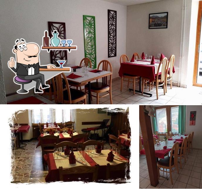 La interni e tavolo da pranzo del ristorante