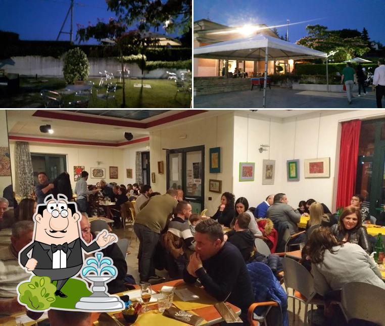 Gli esterni di La Vespa Gelateria Pub